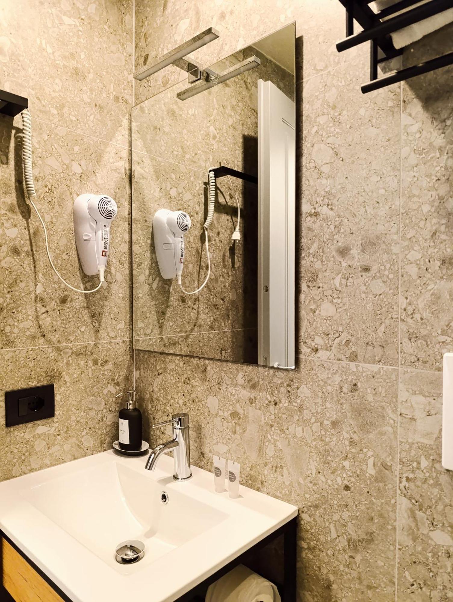 Honeycomb Guesthouse Rome Bagian luar foto
